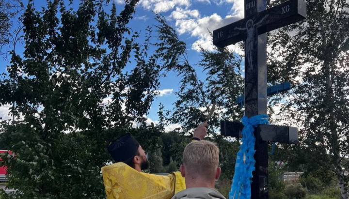 У селі на Рівненщині встановили новий поклонний хрест. Фото: Фейсбук громади Іоанно-Богословського храму в селі Бабин