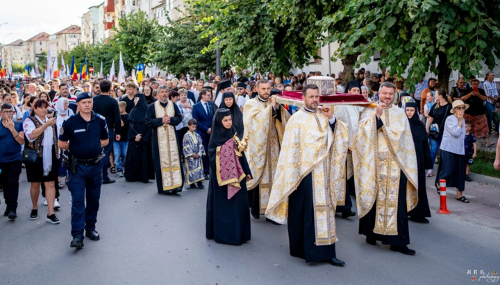 В Румынии совершили крестный ход с Поясом Богородицы. Фото: Basilica.ro
