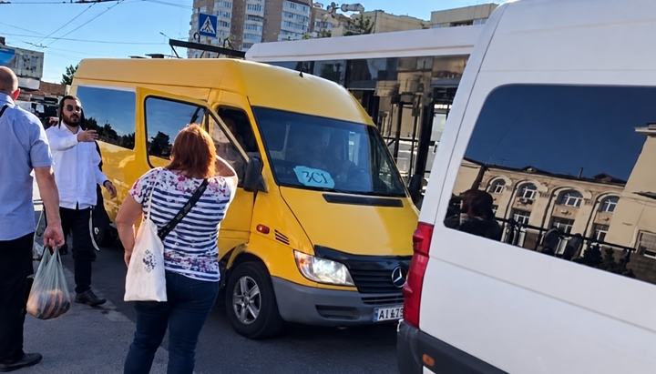 Χασιδιμ επιβιβάζονται σε λεωφορείο με την επιγραφή "ΕΔ Ουκρανίας". Φωτογραφία: ανοιχτές πηγές