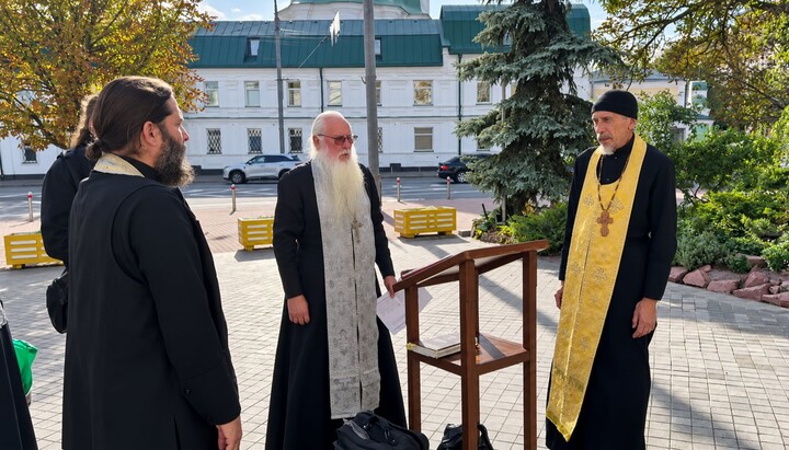 Молитвенное стояние возле Лавры. Фото: скриншот t.me/save_Lavra