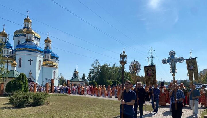 Хресна хода до пам'ятника священномученикам Онуфрію та Порфирію, єпископам Криворізьким. Фото: прес-служба єпархії