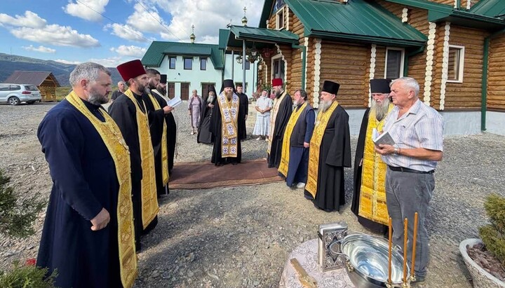 В Серафимовском скиту освятили место строительства новой колокольни. Фото: Хустская епархия