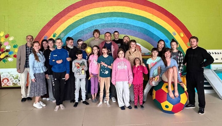 Священники УПЦ доставили помощь в реабилитационный центр в Михайловке. Фото: Центр информации УПЦ