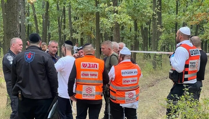 Αντιπροσωπεία της οργάνωσης United Hatzalah στην Ουμάν στον τόπο εντοπισμού του δολοφονημένου Εβραίου. Φωτογραφία: United Hatzalah