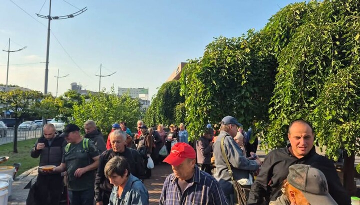 Φιλανθρωπικό γεύμα στον σταθμό του Κιέβου. Φωτογραφία: Κοινωνική Επιτροπή της ΟΕΚ
