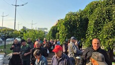 Εθελοντές της Συνοδικής Επιτροπής της ΟΕΚ τάισαν περίπου 100 αστέγους κοντά στον σταθμό της πρωτεύουσας