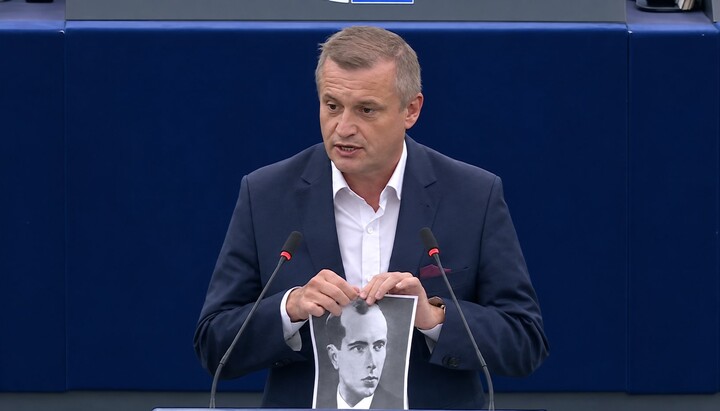 Депутат Марчин Сыпневский порвал портрет Бандеры в Европарламенте. Фото: en.politnavigator.net