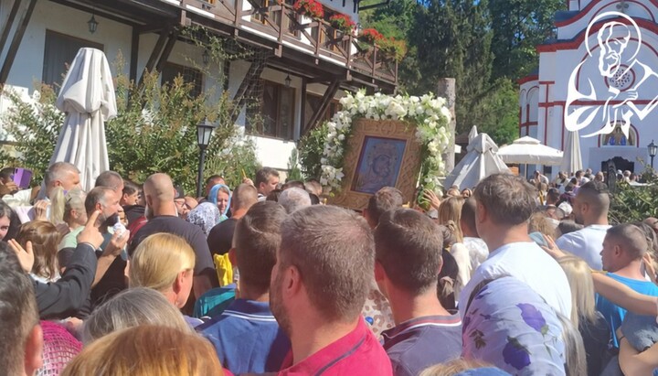Тысячи верующих почтили чудотворную икону Богородицы в Сербии. Фото: СПЖ
