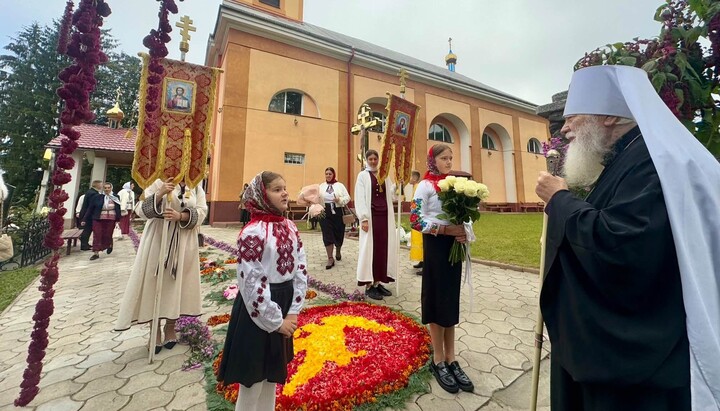 Митрополит Хустський Марк очолив урочистості у Хрестовоздвиженському храмі в Рахові. Фото: Хустська єпархія