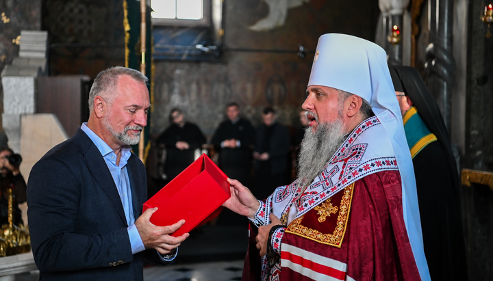 Ο Ντουμένκο απένειμε βραβεία στους υπαλλήλους του μουσειακού χώρου στον Τράπεζο Ναό της Λαύρας. Φωτογραφία: ΠΕΟ