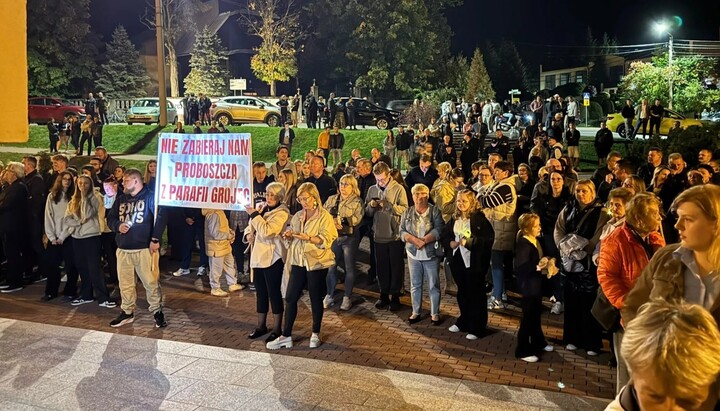 Διαδηλωτές κατά της παύσης του προϊσταμένου καθολικής ενορίας. Φωτογραφία: Wrzuc.info