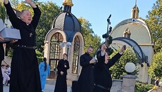 «Кращої за тебе, дівко, не знайду»: В УГКЦ влаштували дискотеку на паперті храму