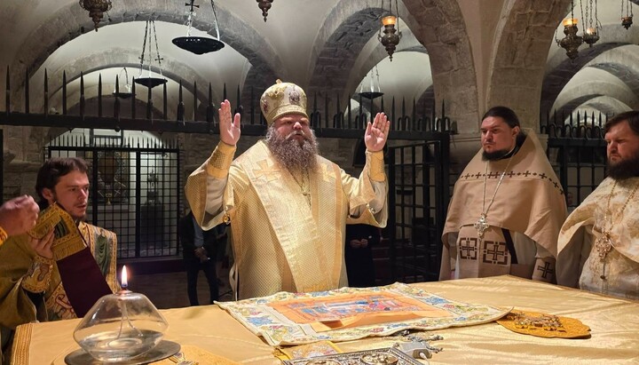 Епископ Амвросий (Вайнагий) совершил Литургию у мощей святителя Николая в Бари. Фото: Фейсбук УПЦ в Бари.