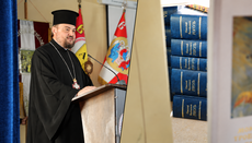 Ο Ντραμπίνκο δώρισε στην ακαδημία της ΟΕΟυ βιβλία που εκδόθηκαν στη ΡΟΕ με πρόλογο του Πατριάρχη