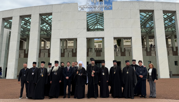 Ο Πατριάρχης Πορφύριος με την αντιπροσωπεία μπροστά από το κτίριο του αυστραλιανού κοινοβουλίου. Φωτογραφία: Σερβική Ορθόδοξη Εκκλησία