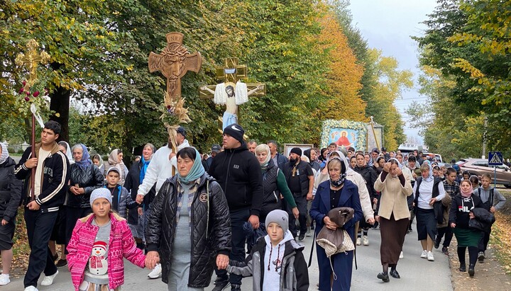 Συμμετέχοντες στη λιτανεία προς το Μοναστήρι της Αγίας Σκέπης στη Μολόντια. Φωτογραφία: ΕΟΔ