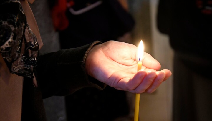 Προσευχή με κερί. Φωτογραφία χωρίς άμεση σχέση με το θέμα: pravoslavna.volyn.ua