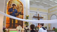 Σε καθολικό ναό της Λευκορωσίας τοποθετήθηκε εικόνα που δημιουργήθηκε από τεχνητή νοημοσύνη