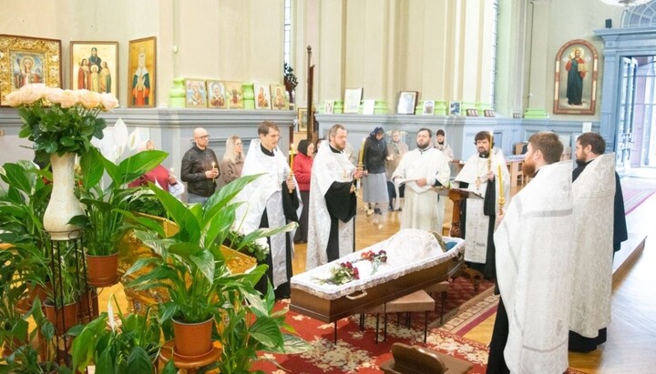 Στον Καθεδρικό Ναό της Αγίας Τριάδος στα Σούμι, ο κλήρος της ΟΟΕ τέλεσε την εξόδιο ακολουθία του στρατιωτικού Σεργκέι Ταπτούνοφ. Φωτογραφία: ΟΟΕ.