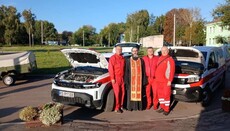 В Каменском настоятель храма УПЦ при медцентре освятил машины скорой помощи