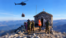 Στην Ελλάδα στρατιωτικοί και εθελοντές αποκατέστησαν παρεκκλήσιο σε βουνοκορφή