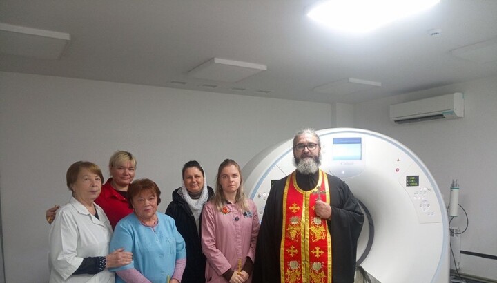 В Каменском освятили аппарат МРТ в городской больнице. Фото: Каменская епархия