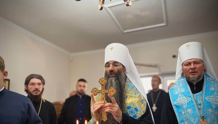 Митрополити Вінницький Варсонофій і Тульчинський Сергій освячують каплицю в селі Теклівка. Фото: Вінницька єпархія