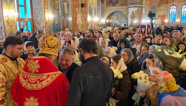 Верующие поздравили митрополита Лонгина с днем небесного покровителя. Фото: Фейсбук верующих Черновицкой епархии