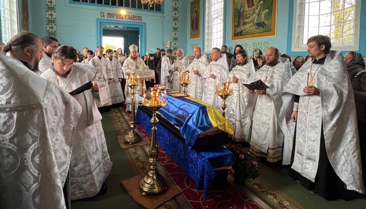 Відспівування загиблого воїна Віктора Сігнаєвського. Фото: Волинська єпархія