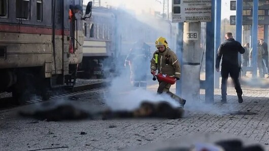 Вокзал в Днепре после обстрела. Фото: ГСЧС Украины