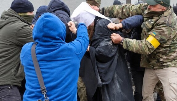 Напад на митрополита під час штурму Черкаського собору УПЦ у 2024 році. Фото: СПЖ