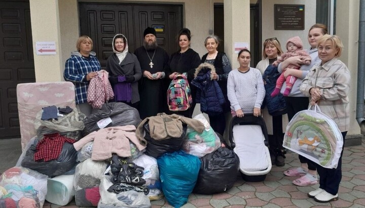 Священники и волонтер УПЦ доставили благотворительную помощь детям в Полтаве. Фото: Полтавская епархия