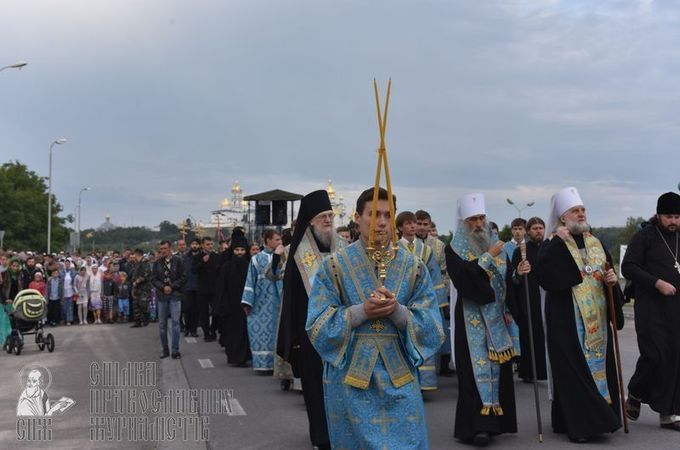 Кількість учасників Хресного ходу з Почаєва досягла 10 тисяч (ФОТО)