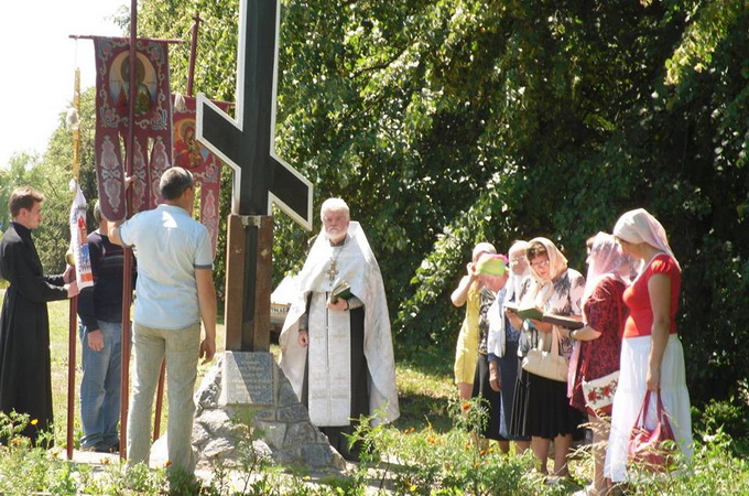 В Вінницькій єпархії УПЦ віруючі відновили Хрест, зрізаний вандалом