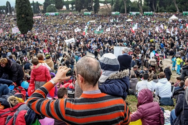 Сотни тысяч итальянцев протестовали против однополых браков фото 2