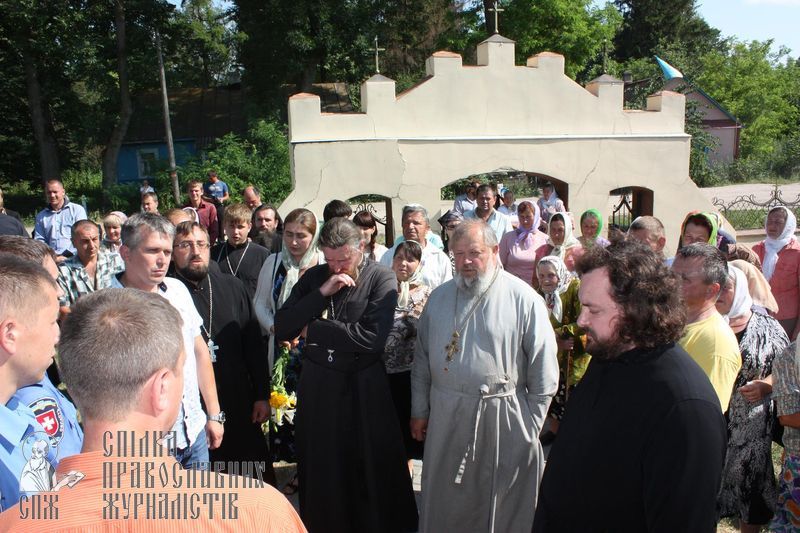 Захоплення храму в Дулібах: «філаретівці» лупцювали і молодих, і старих (ВІДЕО) фото 2