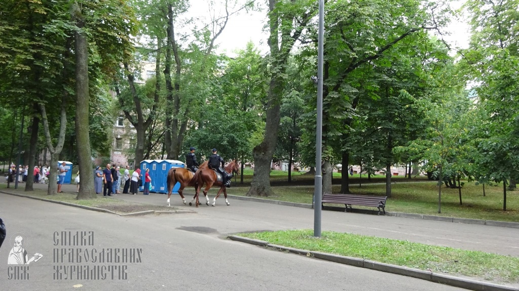 Молебен и Крестный ход в Киеве: Бог помогает верным фото 4