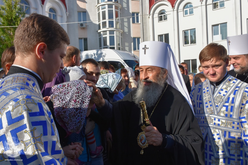 «Тому що приїхав Митрополит Онуфрій!»: як освячували храм у Вінниці фото 5