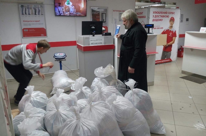 Прихожане УПЦ из Киева передали детям востока Украины одежду и канцтовары фото 1