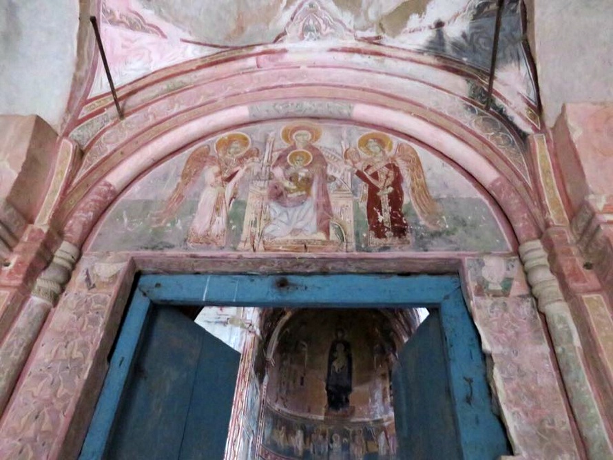 В Грузії в монастирі Гелаті демонтували підсвічування, що шкодило фресці фото 1