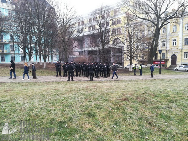 Молебень біля Десятинного монастиря та акція радикалів – як це було фото 10