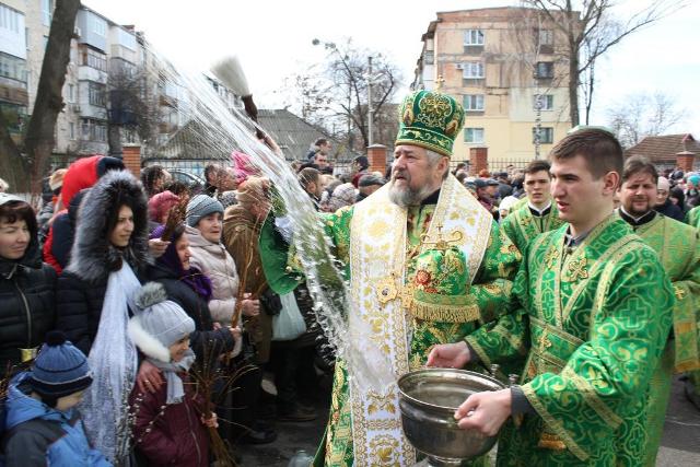 Тысячи верных УПЦ во всех городах страны отметили Вербное воскресенье фото 9