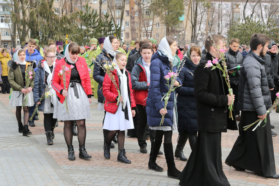 Тысячи верных УПЦ во всех городах страны отметили Вербное воскресенье фото 3