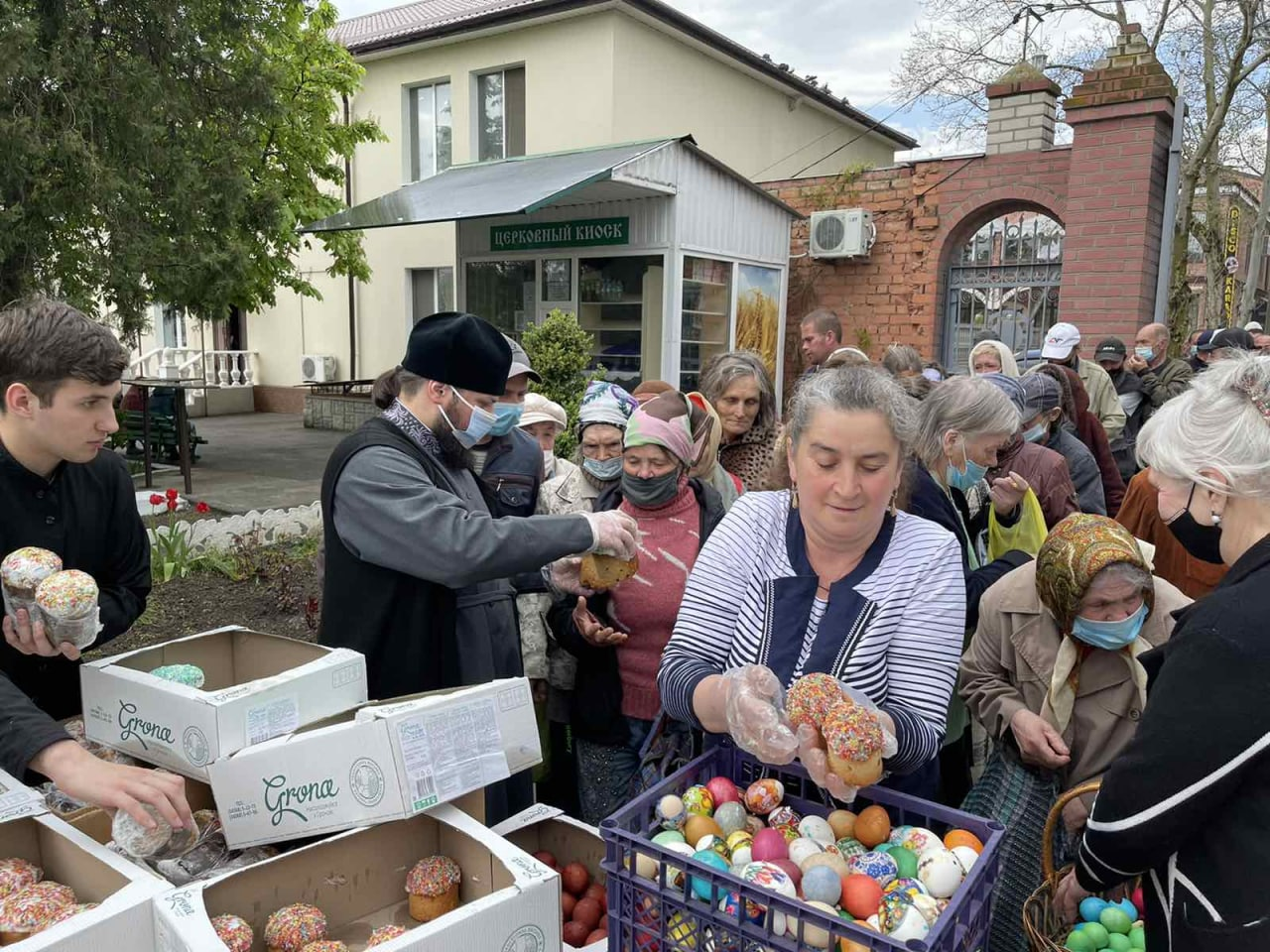 К светлому празднику Пасхи в епархиях УПЦ провели благотворительные акции фото 5