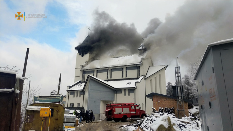 Под Львовом потушили сильный пожар в деревянном храме РКЦ фото 1