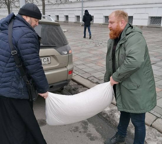 У Полтавській єпархії УПЦ допомагають вимушеним переселенцям фото 1