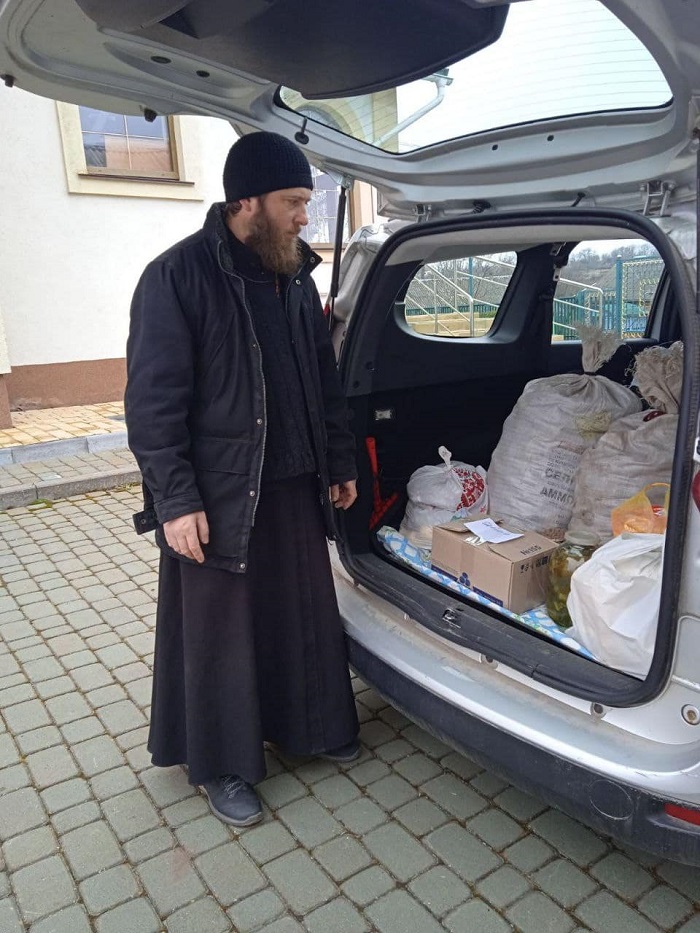 В Черкасской и Хмельницкой епархиях УПЦ помогли беженцам едой и вещами фото 1