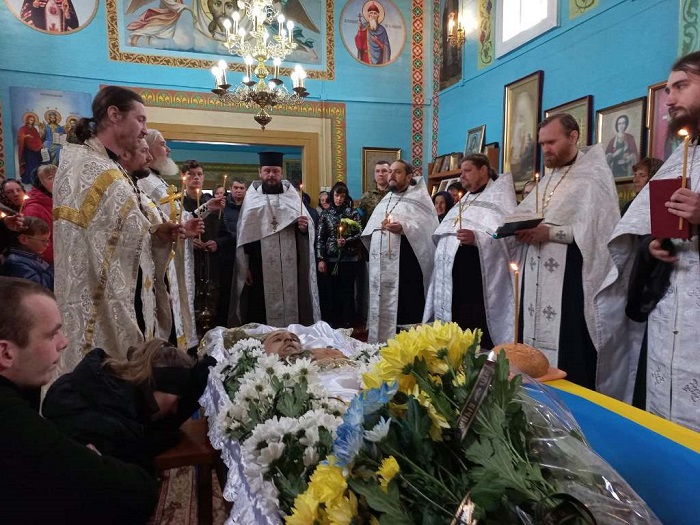 В Черновицкой и Волынской епархиях УПЦ попрощались с погибшими воинами фото 2