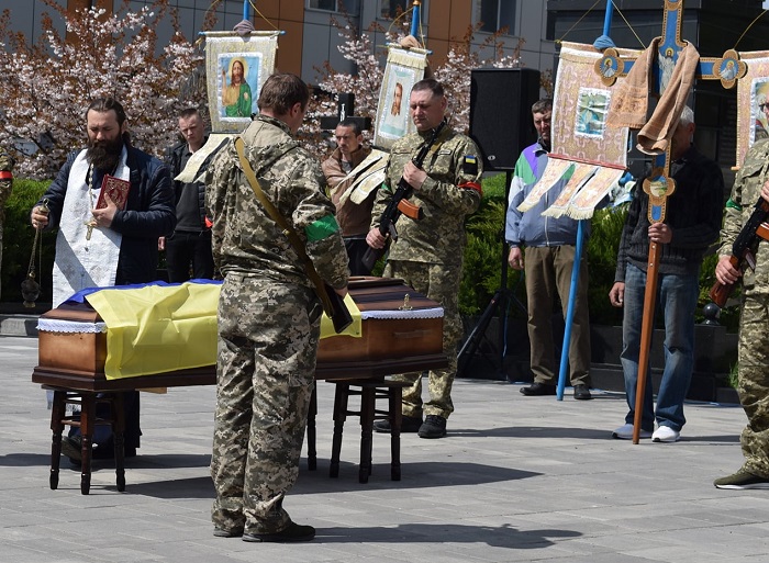 У Мукачівській, Харківській та Чернівецькій єпархіях УПЦ відспівали воїнів фото 3