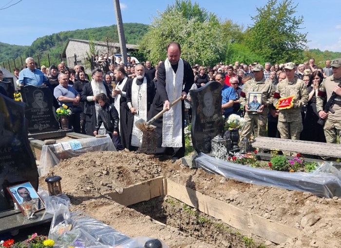 У трьох єпархіях УПЦ попрощалися із загиблими військовослужбовцями фото 1